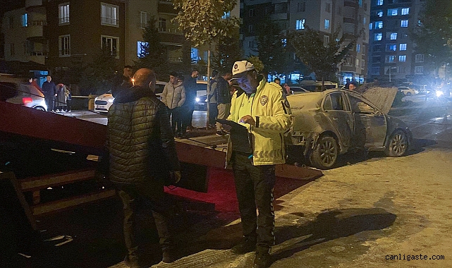 Kayseri’de otomobil elektrik direğine çarpıp alev aldı!