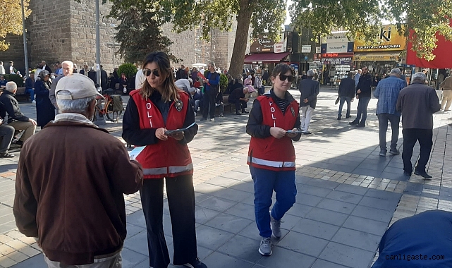 Kayseri’de polis ekiplerinden dolandırıcılık bilgilendirmesi Kayseri’de polis ekiplerinden dolandırıcılık bilgilendirmesi