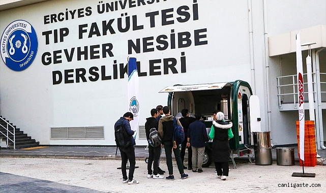 Kayseri’de üniversitelilere ücretsiz çorba dağıtım noktası kuruldu Kayseri’de üniversitelilere ücretsiz çorba dağıtım noktası kuruldu