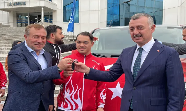 Kocaeli Büyükşehir Belediyesi, Down Sendromlu Futsal Milli Takımı’na minibüs hediye etti Kocaeli Büyükşehir Belediyesi, Down Sendromlu Futsal Milli Takımı’na minibüs hediye etti