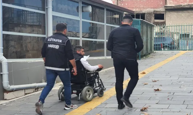 Kütahya’da uyuşturucu operasyonunda 3 zanlı tutuklandı Kütahya’da uyuşturucu operasyonunda 3 zanlı tutuklandı