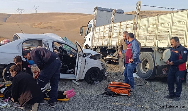 Otomobil ile TIR’ın çapıştı feci kaza: 2 ölü, 2 yaralı Otomobil ile TIR’ın çapıştı feci kaza: 2 ölü, 2 yaralı
