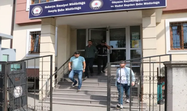 Sakarya’da karısı ile yanındaki kişiyi silahla yaralayan zanlı tutuklandı Sakarya’da karısı ile yanındaki kişiyi silahla yaralayan zanlı tutuklandı