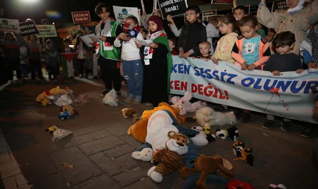 Sakaryalı çocuklar, Filistinli akranlarına destek için "oyuncaklı" eylem yaptı Sakaryalı çocuklar, Filistinli akranlarına destek için "oyuncaklı" eylem yaptı