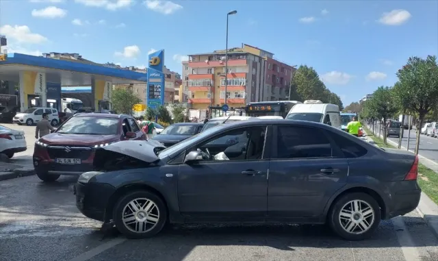 Sancaktepe’de çarpışan 2 otomobilin sürücüleri yaralandı Sancaktepe’de çarpışan 2 otomobilin sürücüleri yaralandı
