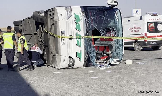 Şanlıurfa’da otomobille çarpışan yolcu otobüsü devrildi: 2 ölü, 25 yaralı Şanlıurfa’da otomobille çarpışan yolcu otobüsü devrildi: 2 ölü, 25 yaralı
