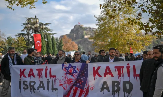 Ankara Filistin Dayanışma Platformu üyeleri, cuma namazı sonrası İsrail’i protesto etti Ankara Filistin Dayanışma Platformu üyeleri, cuma namazı sonrası İsrail’i protesto etti