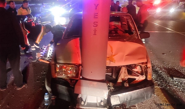 Aydınlatma direğine çarpan otomobildeki 3 kişi yaralandı Aydınlatma direğine çarpan otomobildeki 3 kişi yaralandı