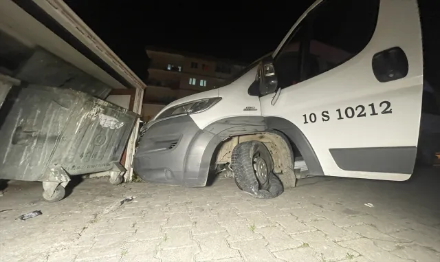 Balıkesir’den çaldığı servis aracını Bursa’da bırakıp kaçan şüpheli yakalandı Balıkesir’den çaldığı servis aracını Bursa’da bırakıp kaçan şüpheli yakalandı