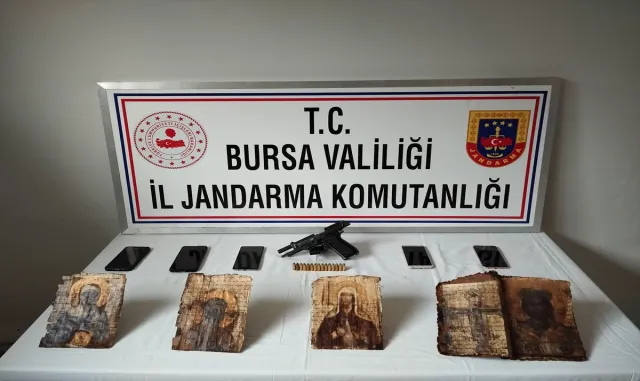 Bursa’da tarihi eser operasyonunda yakalanan şüphelilerden 3’ü tutuklandı Bursa’da tarihi eser operasyonunda yakalanan şüphelilerden 3’ü tutuklandı