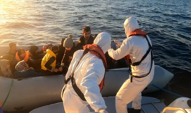 Çanakkale açıklarındaki operasyonlarda 72 düzensiz göçmen karaya çıkarıldı Çanakkale açıklarındaki operasyonlarda 72 düzensiz göçmen karaya çıkarıldı