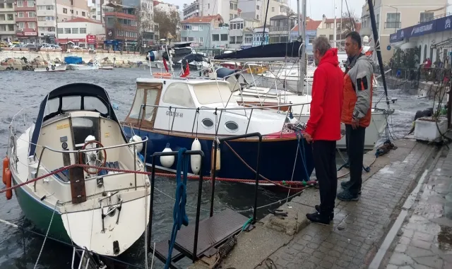 Çanakkale’de kuvvetli lodos 2 tekneyi batırdı! Çanakkale’de kuvvetli lodos 2 tekneyi batırdı!