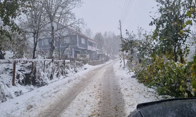 Düzce’de sağanak nedeniyle su baskınları yaşandı, kar yağışı ulaşımı aksattı Düzce’de sağanak nedeniyle su baskınları yaşandı, kar yağışı ulaşımı aksattı