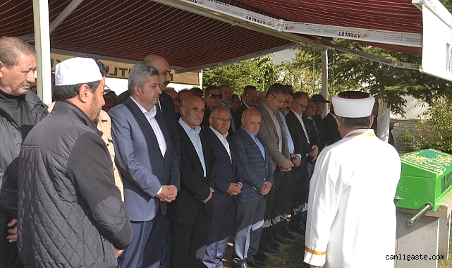 Eski Kayseri milletvekili Tamer’in vefat eden babası Sivas’ta son yolculuğuna uğurlandı Eski Kayseri milletvekili Tamer’in vefat eden babası Sivas’ta son yolculuğuna uğurlandı