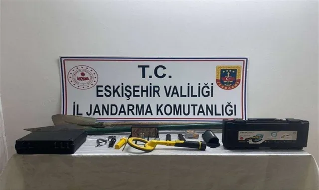 Eskişehir’de izinsiz kazı yapan 6 şüpheli suçüstü yakalandı Eskişehir’de izinsiz kazı yapan 6 şüpheli suçüstü yakalandı