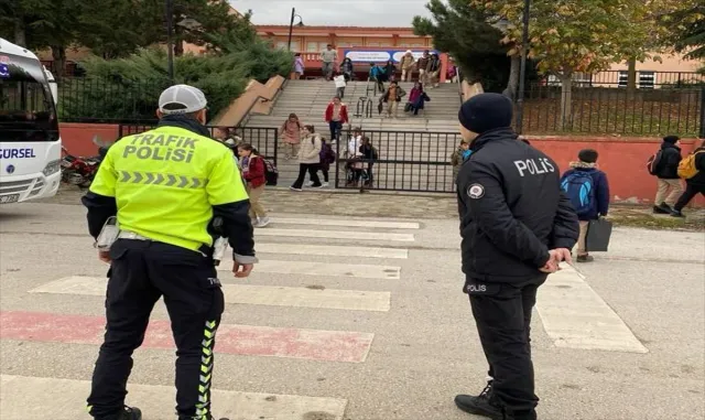 Eskişehir’de polis ekipleri okul çevrelerinde denetimlerini sürdürüyor Eskişehir’de polis ekipleri okul çevrelerinde denetimlerini sürdürüyor