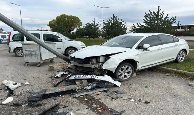 Fren yerine gaza basınca park halindeki araçlara çarptı Fren yerine gaza basınca park halindeki araçlara çarptı