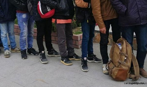 Göçmen kaçakçılığı operasyonu: 82 organizatör, bin 222 düzensiz göçmen yakalandı Göçmen kaçakçılığı operasyonu: 82 organizatör, bin 222 düzensiz göçmen yakalandı