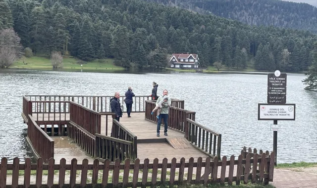 Gölcük Tabiat Parkı kuvvetli rüzgarın devirdiği ağaçların kaldırılmasının ardından yeniden ziyarete açıldı Gölcük Tabiat Parkı kuvvetli rüzgarın devirdiği ağaçların kaldırılmasının ardından yeniden ziyarete açıldı
