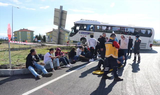 GÜNCELLEME 2 - Denizli’de otobüsle otomobilin çarpışması sonucu 2 kişi öldü, 28 kişi yaralandı GÜNCELLEME 2 - Denizli’de otobüsle otomobilin çarpışması sonucu 2 kişi öldü, 28 kişi yaralandı