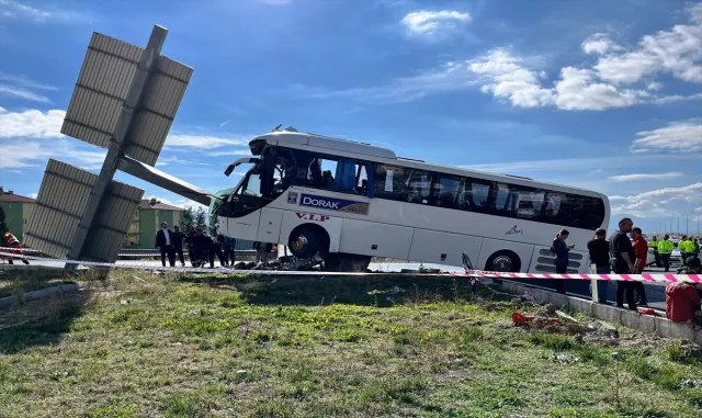 GÜNCELLEME - Denizli’de turistleri taşıyan otobüsle otomobilin çarpışması sonucu 30 kişi yaralandı GÜNCELLEME - Denizli’de turistleri taşıyan otobüsle otomobilin çarpışması sonucu 30 kişi yaralandı