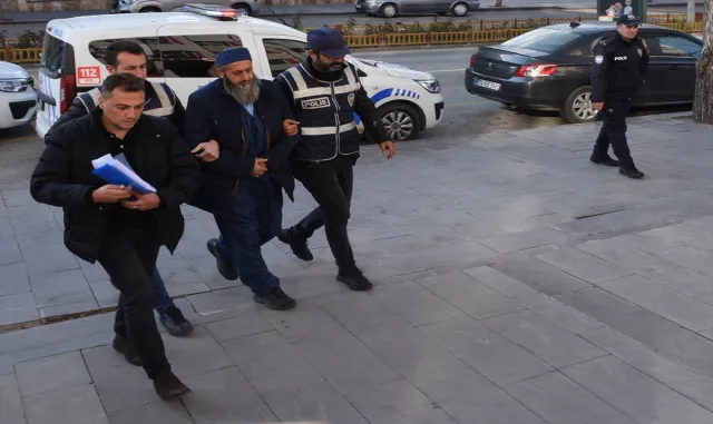 GÜNCELLEME - Erzurum’da sosyal medyadan Atatürk’e hakaret ettiği iddiasıyla gözaltına alınan kişi tutuklandı GÜNCELLEME - Erzurum’da sosyal medyadan Atatürk’e hakaret ettiği iddiasıyla gözaltına alınan kişi tutuklandı