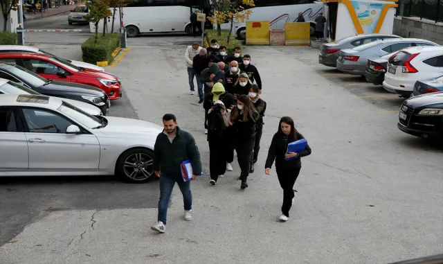 GÜNCELLEME - Eskişehir merkezli 3 ilde, dolandırıcılık iddiasıyla yakalanan 8 şüpheliden 3’ü tutuklandı GÜNCELLEME - Eskişehir merkezli 3 ilde, dolandırıcılık iddiasıyla yakalanan 8 şüpheliden 3’ü tutuklandı