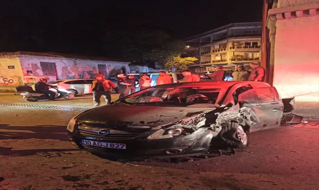 GÜNCELLEME - İzmir’de savrulan otomobilin çarptığı kadın yaralandı GÜNCELLEME - İzmir’de savrulan otomobilin çarptığı kadın yaralandı