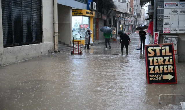 GÜNCELLEME - İzmir’de şiddetli sağanak ve fırtına hayatı olumsuz etkiliyor GÜNCELLEME - İzmir’de şiddetli sağanak ve fırtına hayatı olumsuz etkiliyor