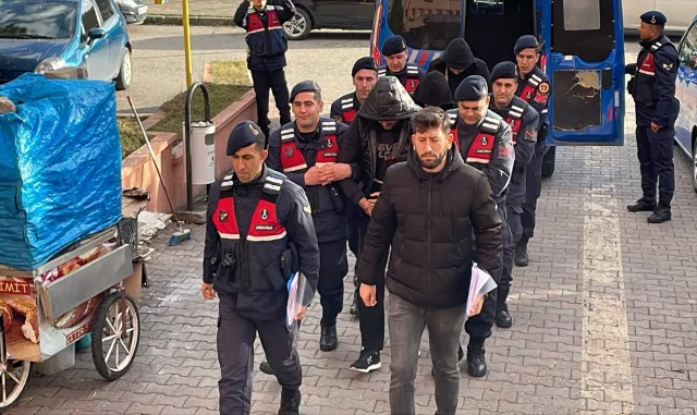GÜNCELLEME - Karabük’te uyuşturucu operasyonunda yakalanan 3 zanlıdan biri tutuklandı GÜNCELLEME - Karabük’te uyuşturucu operasyonunda yakalanan 3 zanlıdan biri tutuklandı