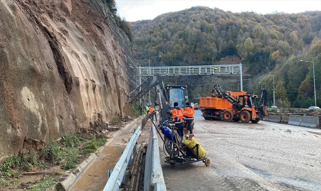 Heyelan riski nedeniyle ulaşıma kapatılan Bolu Dağı Tüneli İstanbul istikametinde çalışma yürütülüyor Heyelan riski nedeniyle ulaşıma kapatılan Bolu Dağı Tüneli İstanbul istikametinde çalışma yürütülüyor
