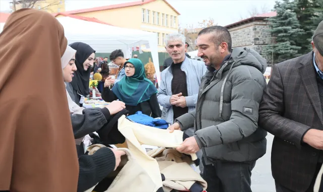 Kars’ta Filistin’e destek için "Hayır Çarşısı" kuruldu Kars’ta Filistin’e destek için "Hayır Çarşısı" kuruldu