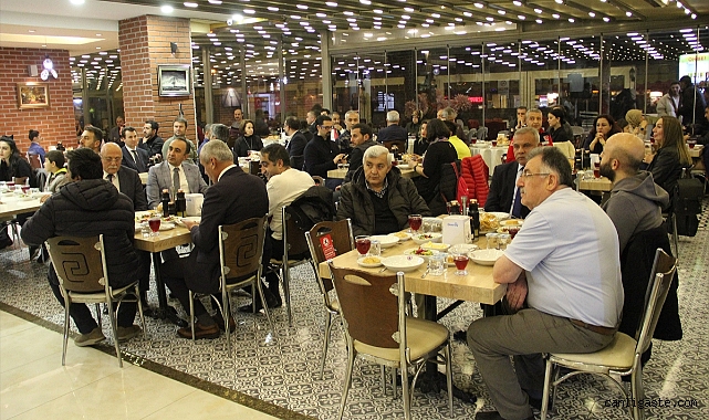 Kayseri’de depremzede öğretmenler yemekte buluştu Kayseri’de depremzede öğretmenler yemekte buluştu