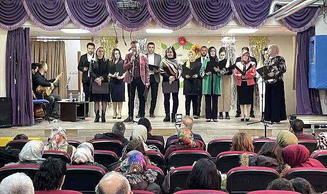 Kayseri’de öğretmenlerden oluşan koro konser verdi Kayseri’de öğretmenlerden oluşan koro konser verdi