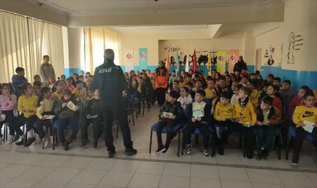 Kırşehir’de afet farkındalık eğitimi ve tatbikatı düzenlendi Kırşehir’de afet farkındalık eğitimi ve tatbikatı düzenlendi
