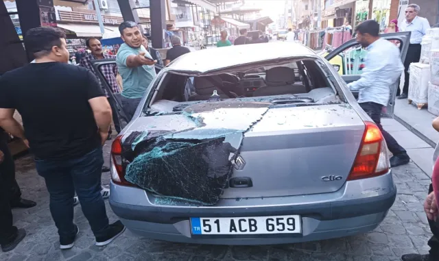Seyir halindeki otomobilin üzerine damdaki keçi düştü Seyir halindeki otomobilin üzerine damdaki keçi düştü