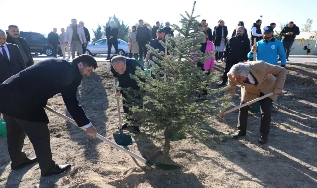 Niğde Ömer Halisdemir Üniversitesi 1000 fidan dikti Niğde Ömer Halisdemir Üniversitesi 1000 fidan dikti