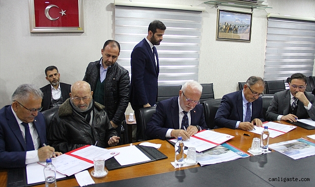 Özhaseki ve Elitaş, Kayseri’de okul protokolü için düzenlenen törene katıldı Özhaseki ve Elitaş, Kayseri’de okul protokolü için düzenlenen törene katıldı