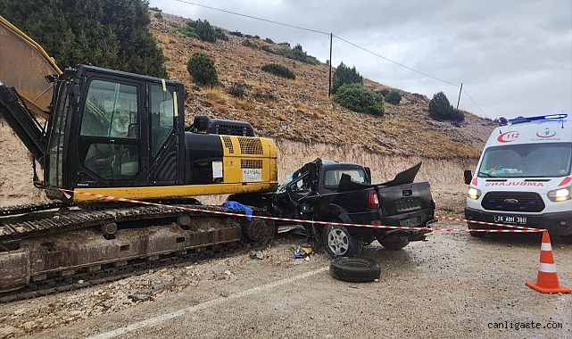 Pikabın iş makinesine çarptığı kazada baba kız hayatını kaybetti! Pikabın iş makinesine çarptığı kazada baba kız hayatını kaybetti!