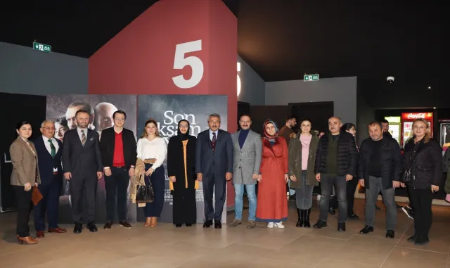Rize Valisi Baydaş, öğrencilerle "Son Akşam Yemeği" filmini izledi Rize Valisi Baydaş, öğrencilerle "Son Akşam Yemeği" filmini izledi