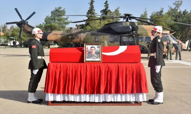 Şehit Piyade Sözleşmeli Er Onur Özbek’in naaşı memleketine gönderildi Şehit Piyade Sözleşmeli Er Onur Özbek’in naaşı memleketine gönderildi