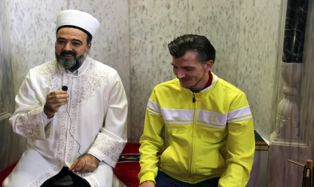 Sırp turist gezmek için geldiği Şanlıurfa’da Müslüman oldu Sırp turist gezmek için geldiği Şanlıurfa’da Müslüman oldu