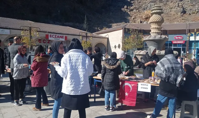 Taşkent’te Gazze için kermes düzenledi Taşkent’te Gazze için kermes düzenledi