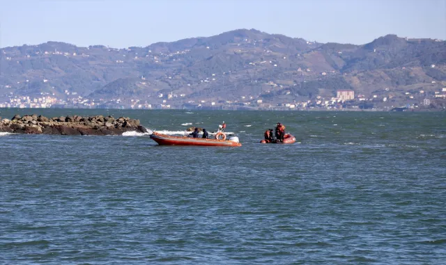 Trabzon’daki fırtınada dalgalara kapılan 2 kişiyi arama çalışmalarına ara verildi Trabzon’daki fırtınada dalgalara kapılan 2 kişiyi arama çalışmalarına ara verildi