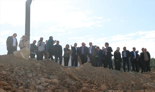 Yalova Çınarcık’ta toprak kayması riski altındaki bölgede fore kazıklarla önlem alınıyor Yalova Çınarcık’ta toprak kayması riski altındaki bölgede fore kazıklarla önlem alınıyor
