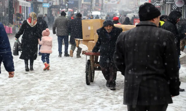 Ağrı ve Kars’ta kar yağışı etkili oluyor Ağrı ve Kars’ta kar yağışı etkili oluyor