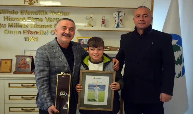 Arda Güler’in Ilgaz ilçesi için imzaladığı poster Belediye Başkanı’na teslim edildi Arda Güler’in Ilgaz ilçesi için imzaladığı poster Belediye Başkanı’na teslim edildi