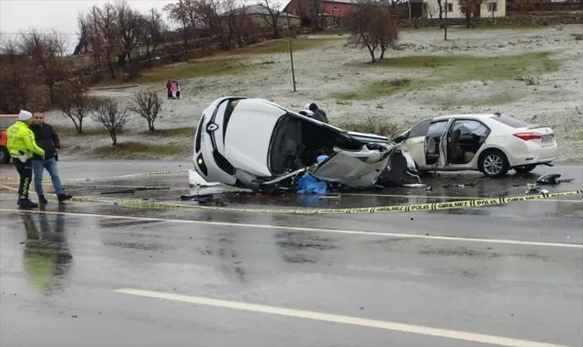 Bingöl’de iki otomobilin çarpıştığı kazada, 1 kişi öldü, 4 kişi yaralandı Bingöl’de iki otomobilin çarpıştığı kazada, 1 kişi öldü, 4 kişi yaralandı