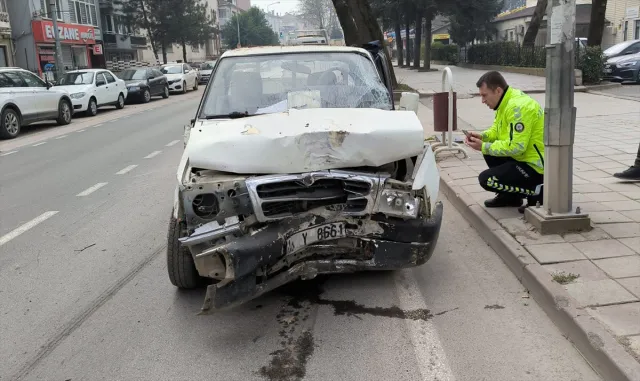 Bursa’da kalp krizi geçirip kullandığı kamyonetle kaza yapan sürücü öldü Bursa’da kalp krizi geçirip kullandığı kamyonetle kaza yapan sürücü öldü