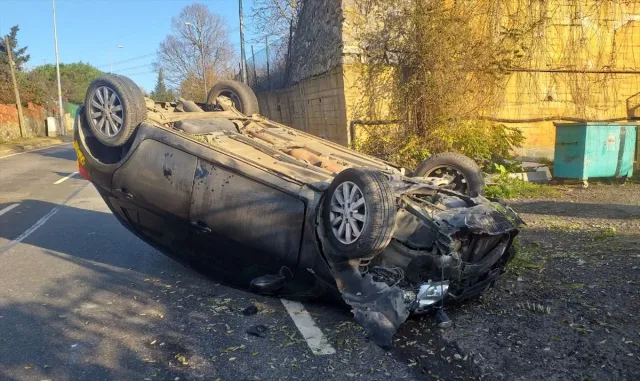 Çekmeköy’de devrilen otomobildeki 3 kişi yaralandı Çekmeköy’de devrilen otomobildeki 3 kişi yaralandı